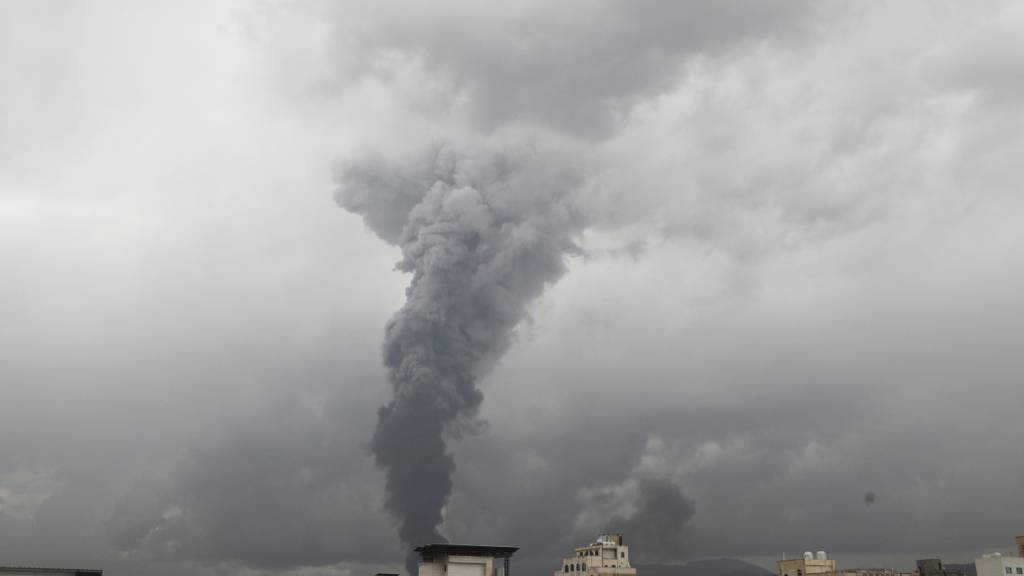 Rauchschwaden sind nach israelischen Luftangriffen über mehreren Gebieten in Sanaa zu sehen. Foto: Osamah Abdulrahman/AP/dpa/Archivbild
