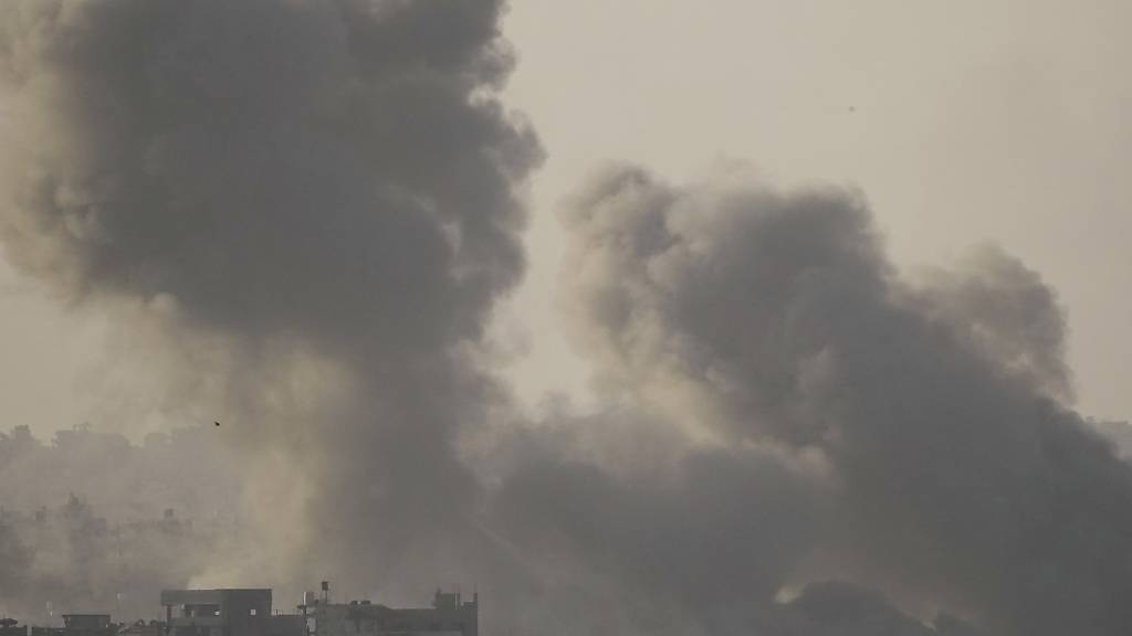 Rauch steigt nach einem israelischen Bombardement im Gazastreifen auf, aufgenommen aus dem Süden von Israel. Foto: Leo Correa/AP/dpa
