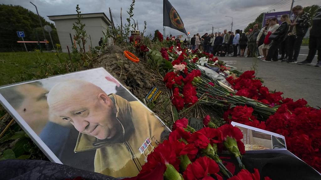 Ein Porträt des Söldnerführers Jewgeni Prigoschin steht an einer informellen Gedenkstelle. Foto: Dmitri Lovetsky/AP/dpa