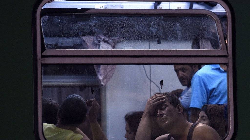 Die ungarische Polizei hat den Bahnhof im Budapester Vorort Bicske abgeriegelt und zum Einsatzgebiet erklärt. Im Zug warten 500 Menschen - Männer, Frauen und Kinder - auf die Weiterfahrt nach Westen. Ungarn will sie in ein nahes Flüchtlingslager transportieren.