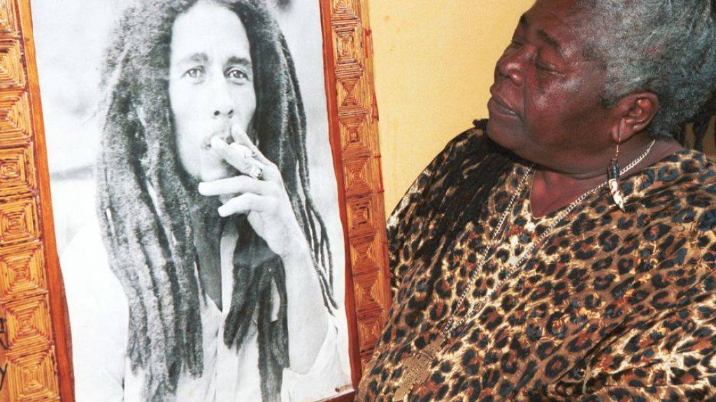 Bob Marleys Mutter beim Betrachten eines Posters, das ihren Sohn beim Kiffen zeigt. Das urwüchsige jamaikanische Kraut, das er rauchte, war eine Zeitlang ausgestorben. Ein Forscher hat es jetzt rückgezüchtet. (Archivbild)