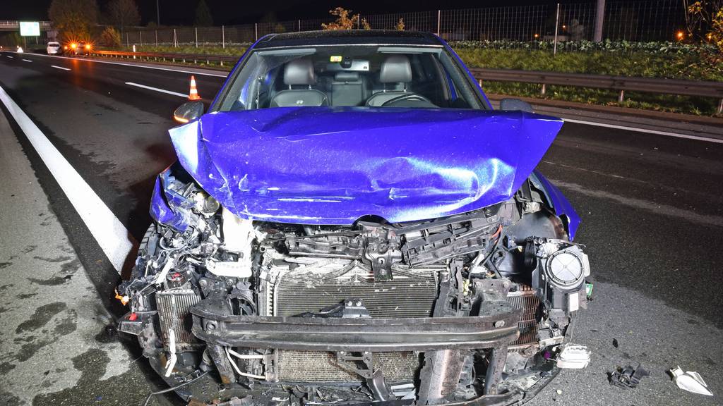 In der Nacht auf Sonntag hat eine Autofahrerin auf der A2 mehrmals andere Autos überholt. Dabei kam es zu einem Unfall.