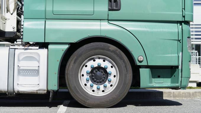 Tödlicher Arbeitsunfall: Lastwagenchauffeur wird von Stützmauer erschlagen