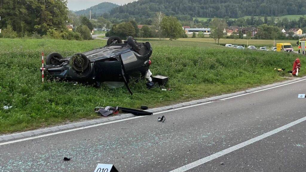 Der 45-Jährige wurde bei den Unfall im Auto eingeklemmt und schwer verletzt.
