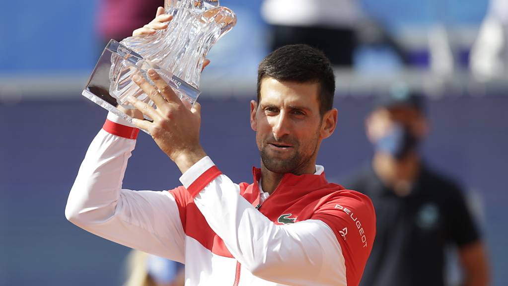 Novak Djokovic hebt nach seinem Turniersieg den Pokal in die Höhe.