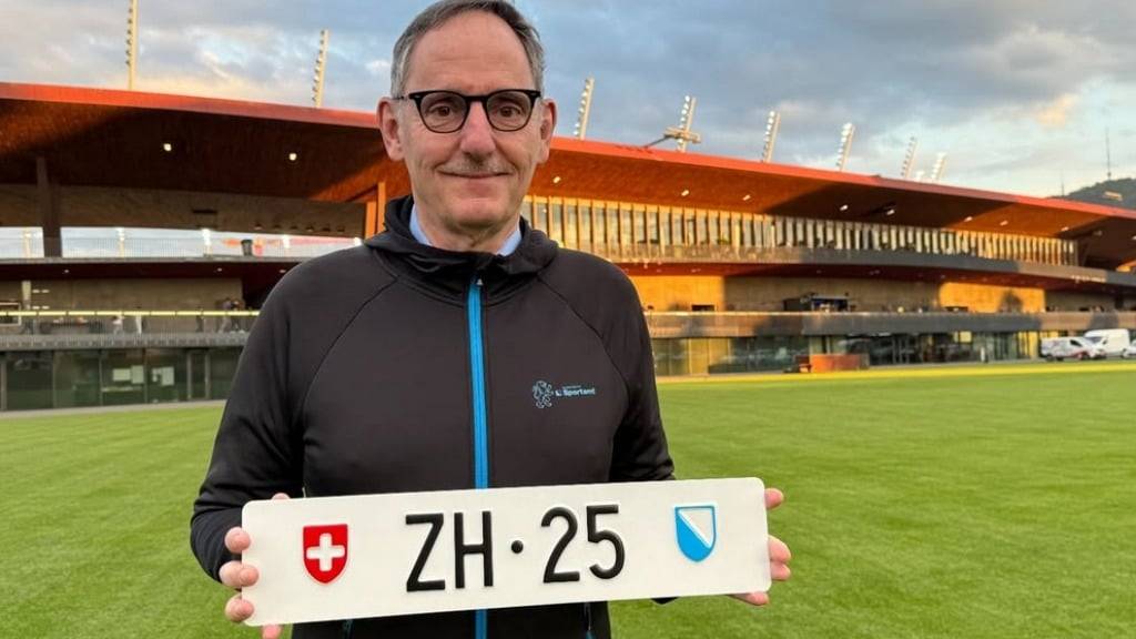 Der Kanton Zürich versteigerte das Nummernschild «ZH 25». Hintergrund ist die Frauenfussball-EM. Im Bild Sicherheitsdirektor Mario Fehr (parteilos) vor dem Letzigrund.