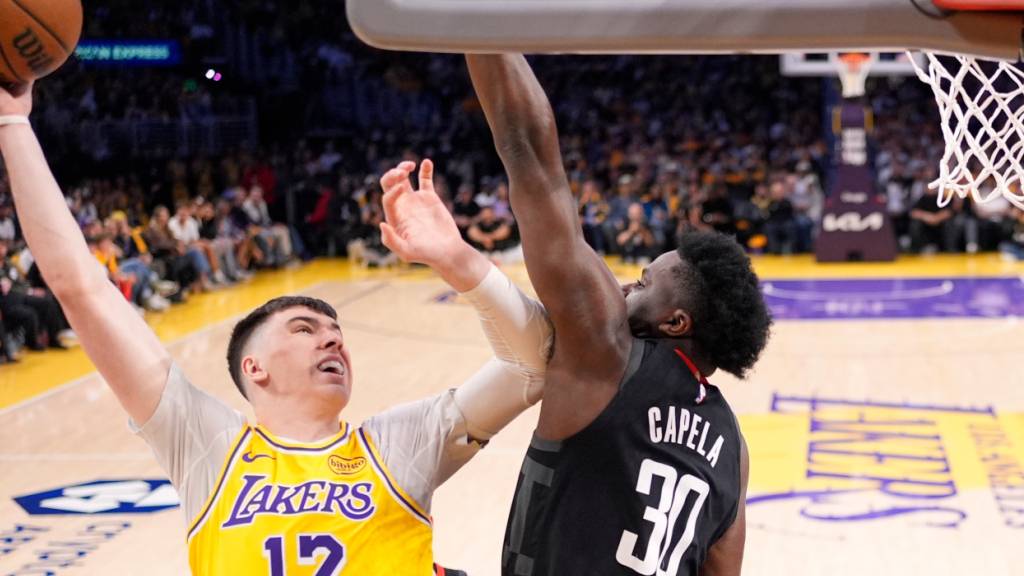 Auf verlorenem Posten: Clint Capela (re.)kann kann Lakers-Center Steven Adams nicht stoppen
