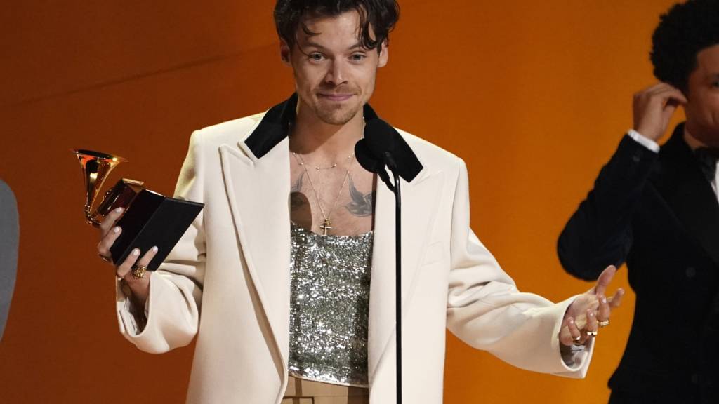 ARCHIV - Harry Styles nimmt den Preis für das Album des Jahres für «Harry's House» bei der Verleihung der 65. Grammy Awards entgegen. Foto: Chris Pizzello/AP/dpa
