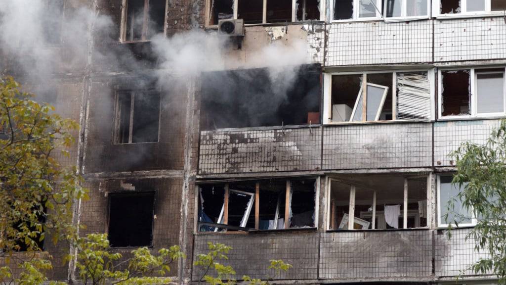 Rauch steigt aus einem brennenden Wohnblock auf, der durch herabfallende russische Drohnentrümmer beschädigt wurde. Foto: Kirill Chubotin