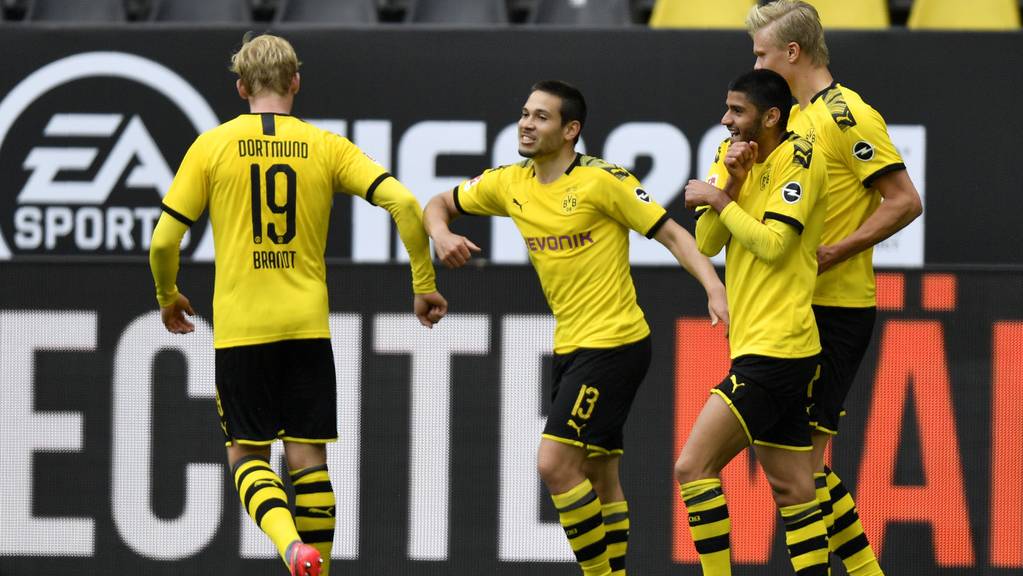 Raphael Guerreiro und Julian Brandt feiern das zweite Tor für Dortmund.