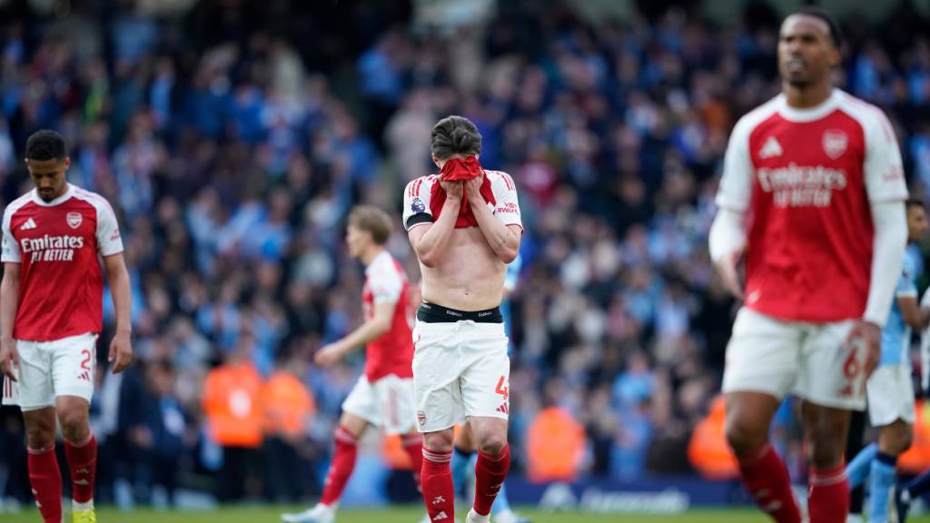 Noch-Leader zeigt Nerven: Arsenals Declan Rice vergräbt nach der Niederlage in Manchester sein Gesicht im Trikot