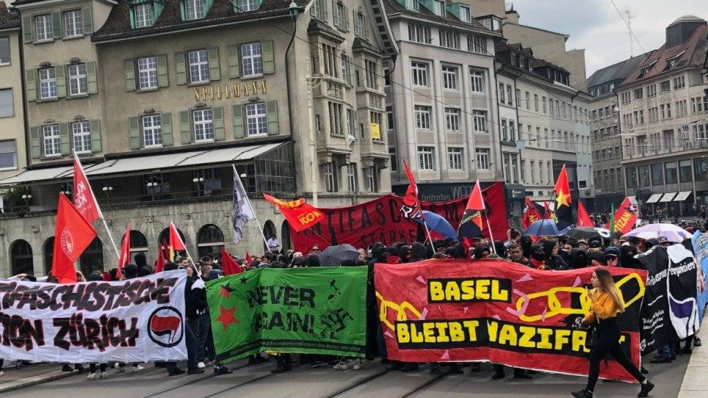 Rund 400 Menschen demonstrierten am Samstag in der Basler Innenstadt - hier auf der Mittleren Brücke - gegen Rechtsextremismus.