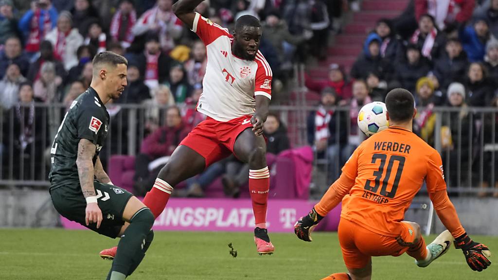 Musste zur Pause verletzt ausgewechselt werden: Dayot Upamecano (Bildmitte)