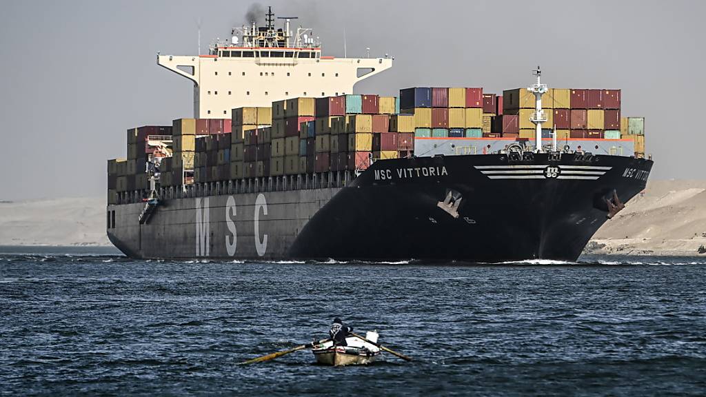 Ein Containerschiff der Reederei MSC im Dezember 2023 in Suezkanal. Die Reederei hat ihren Sitz in Genf. (Archivbild)