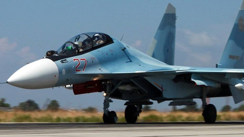 Russischer Kampfbomber auf einer Militärbasis bei Latakia