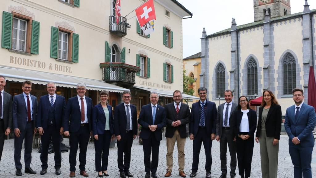Bundesrat Ignazio Cassis (FDP) flankiert von der Bündner Regierung und weiteren Teilnehmenden des Treffens in Poschiavo GR.
