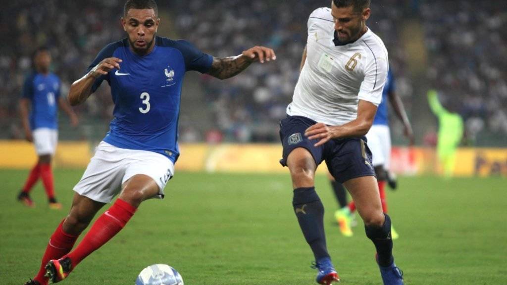 Er sorgte für ein Stück «Fussballgeschichte»: Frankreichs Spieler Layvin Kurzawa (links) löste den ersten Videobeweis-Einsatz bei einem Länderspiel aus.