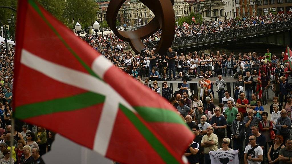 Tausende Menschen demonstrierten in Bilbao für bessere Haftbedingungen für verurteilte ETA-Mitglieder.