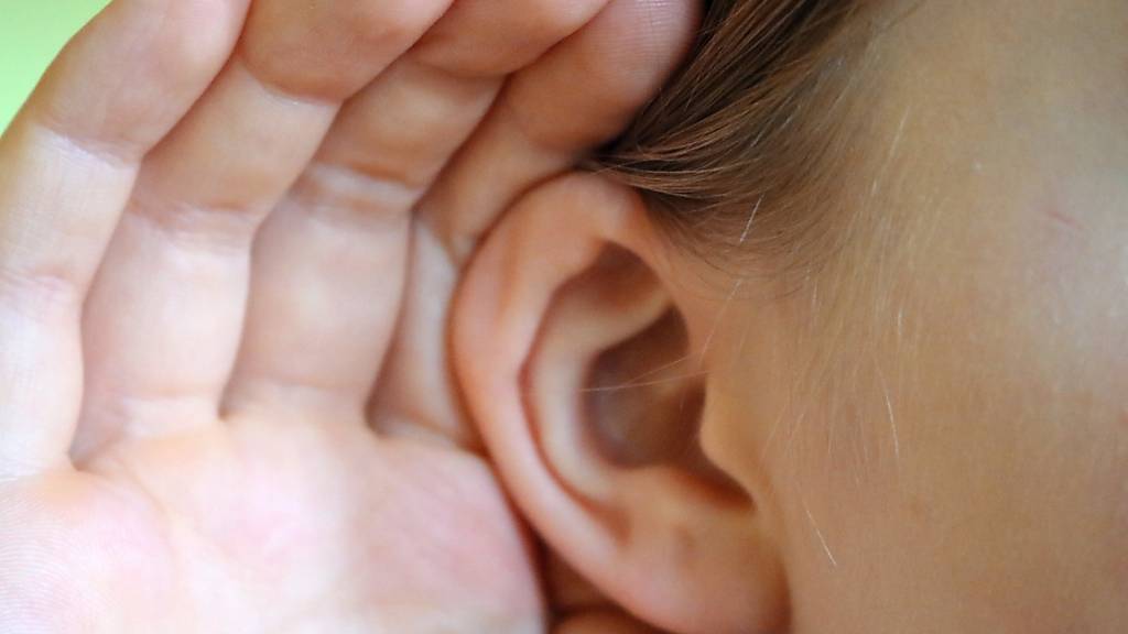 Menschen richten Ohren auf interessante Geräusche 