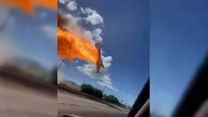 Löschflugzeug stürzt während Einsatz ab: Autofahrer filmt Horror-Crash