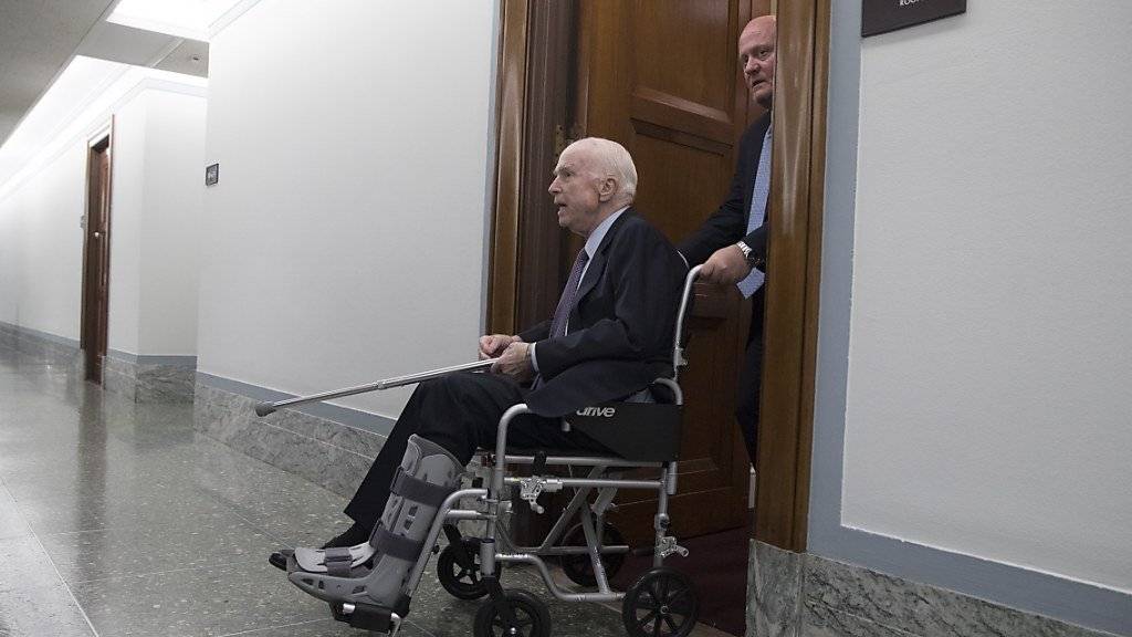 Trotz Chemotherapie bei der Arbeit: der 81-jährige republikanische US-Senator John McCain. (Archivbild)
