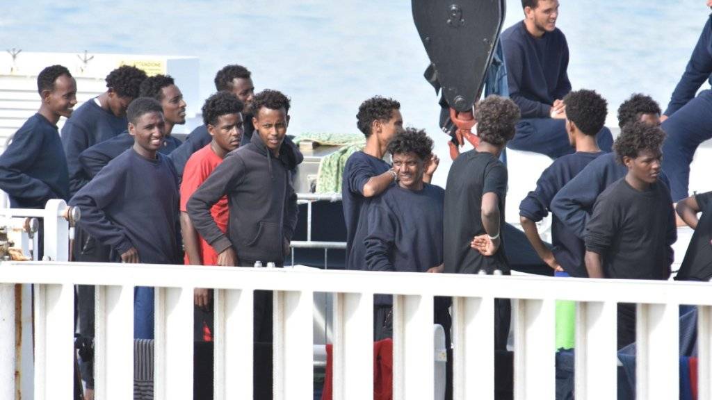 Von der italienischen Küstenwache aufgegriffene Flüchtlinge: Italien hat 2017 eine Rekordzahl an Asylgenehmigungen ausgestellt. 101'000 Ausländer erhielten Asyl. Das waren 16 Prozent mehr als im Vorjahr. Die meisten Asylsuchenden stammten dabei aus Nigeria, Pakistan und Bangladesch. (Archiv)