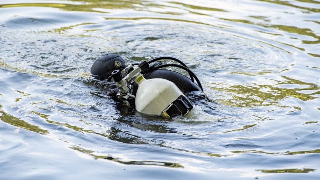 Bei einer Suchaktion in der Limmat ist ein Taucher der Kantonspolizei Zürich tödlich verunfallt. (Symbolbild)