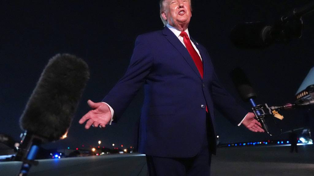 US-Präsident Donald Trump spricht nach seiner Ankunft mit der «Air Force One» auf der Joint Base Andrews in Maryland mit Reportern. Foto: Mark Schiefelbein/AP/dpa