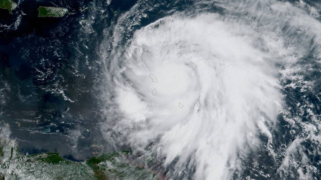 Hurrikan «Maria» bewegt sich von Guadeloupe weg
