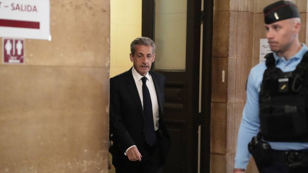 dpatopbilder - Der ehemalige französische Präsident Nicolas Sarkozy trifft vor dem Berufungsgericht in Paris ein, um in seinem Prozess gegen eine Verurteilung wegen illegaler Wahlkampfgelder aus Libyen auszusagen. Foto: Thibault Camus/AP/dpa
