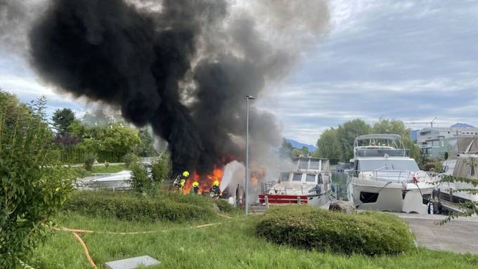 Brand im Hafen zerstört drei Boote – zwei Personen im Spital