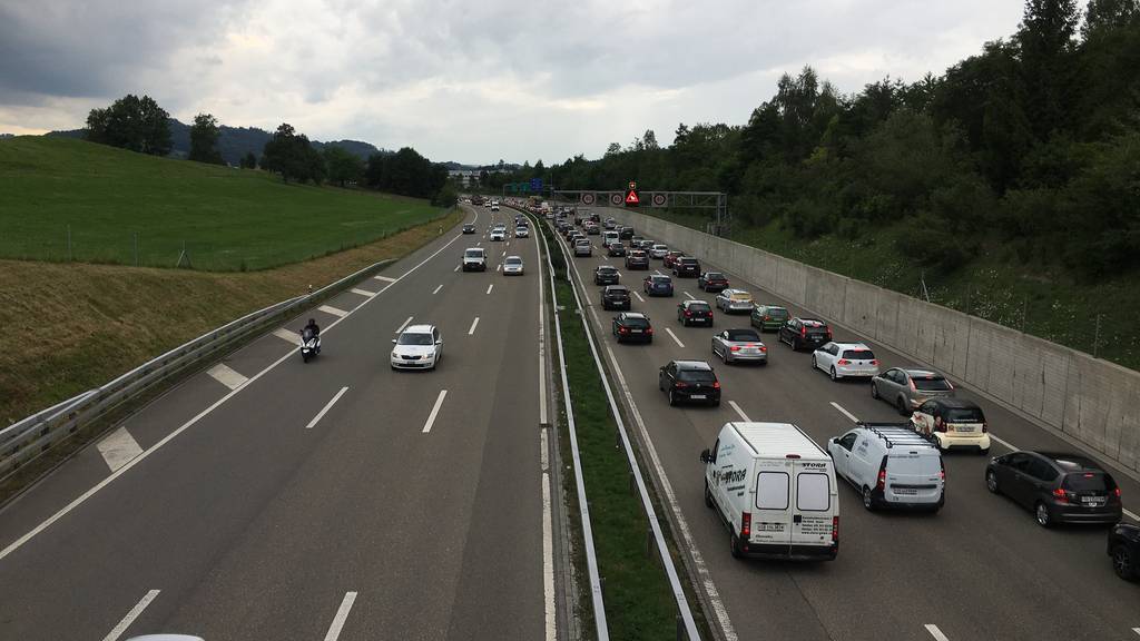 Stau nach Unfall bei St-Gallen-Winkeln (Bild: FM1Today)