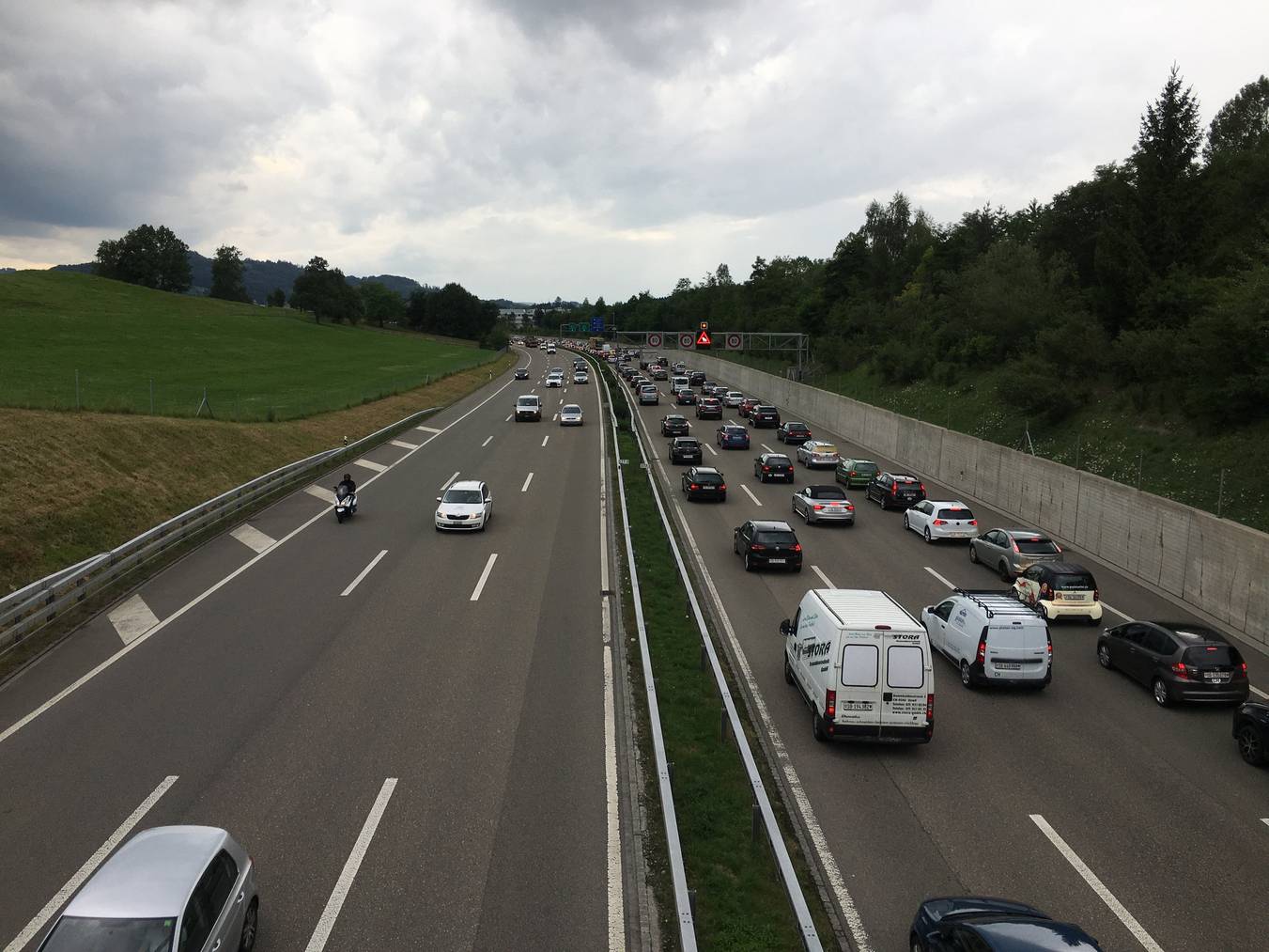 Stau nach Unfall bei St-Gallen-Winkeln (Bild: FM1Today)