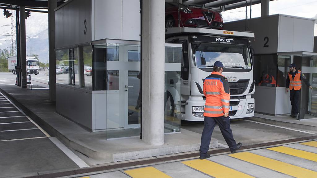 Die Polizei kontrollierte im Schwerverkehrszentrum in Erstfeld einen Lastwagenchauffeur, der gegen die Arbeits- und Ruhezeitverordnung verstiess. (Archivbild)