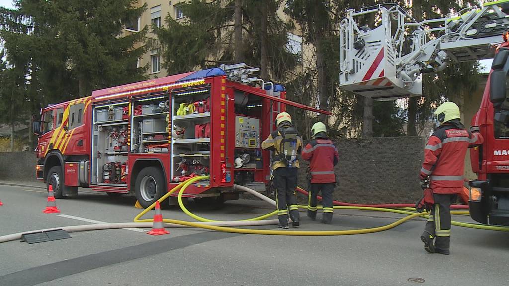 Zwei Personen müssen nach Brand in Einfamilienhaus ins Spital