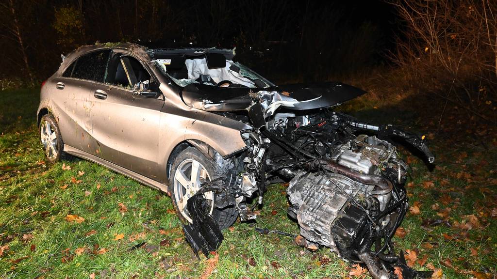 Nach Unfall weitergefahren – und den Mercedes gleich komplett zerstört