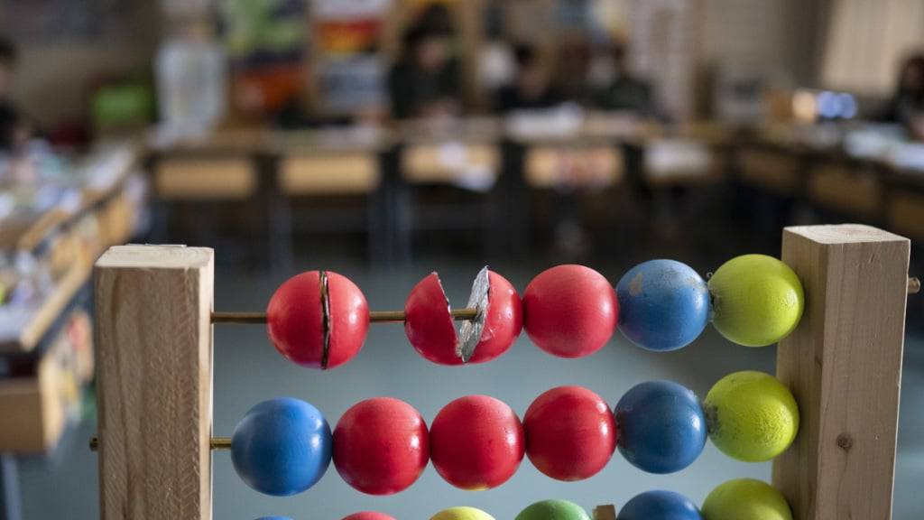 Der Bezirksrat Pfäffikon ZH rügt die Schule Pfäffikon wegen der Entlassung eines Lehrers. Die Homosexualität des Mannes sieht er aber nicht als Grund für die Trennung. (Symbolbild)
