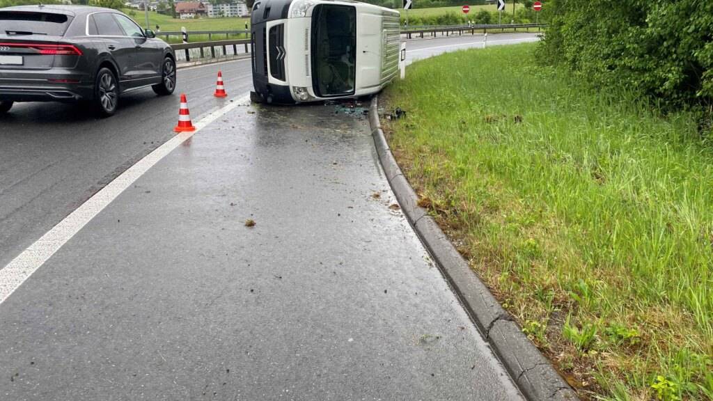 Der Lieferwagen kippte auf der Autobahneinfahrt in Baar ZG zur Seite,