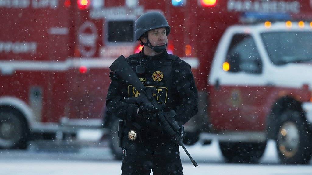Unklar ist nach wie vor der Hintergrund der Schiesserei bei und in einer Abtreibungsklinik in Colorado Springs. Elf Personen wurden verletzt, unter ihnen fünf Polizisten.