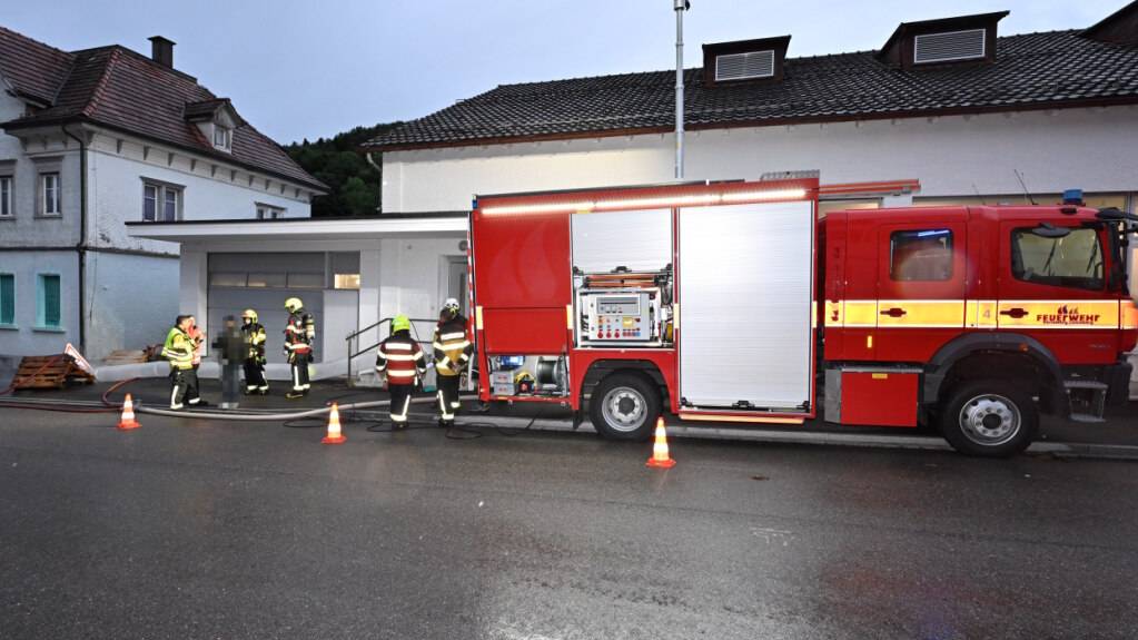 Die Feuerwehr evakuierte das Gebäude und lüftete es während mehrerer Stunden.