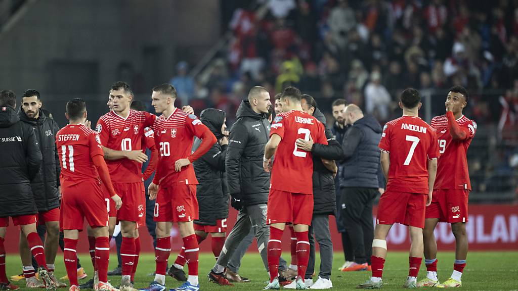 Die Schweizer stehen nach Spielschluss im Mittelkreis, Freude kommt kaum auf
