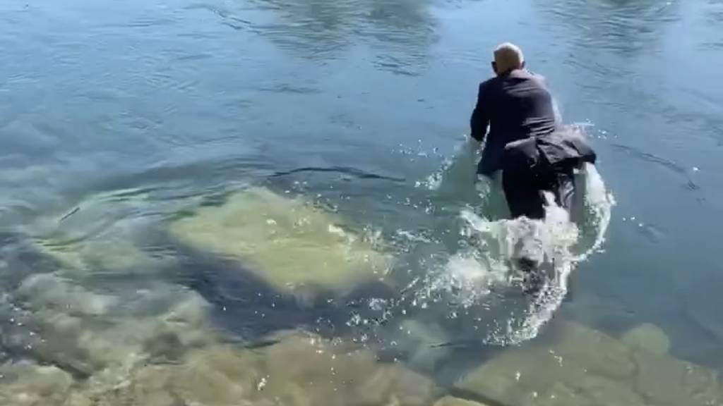 Im Anzug in die Aare: So geniesst Daniel Koch seinen Ruhestand