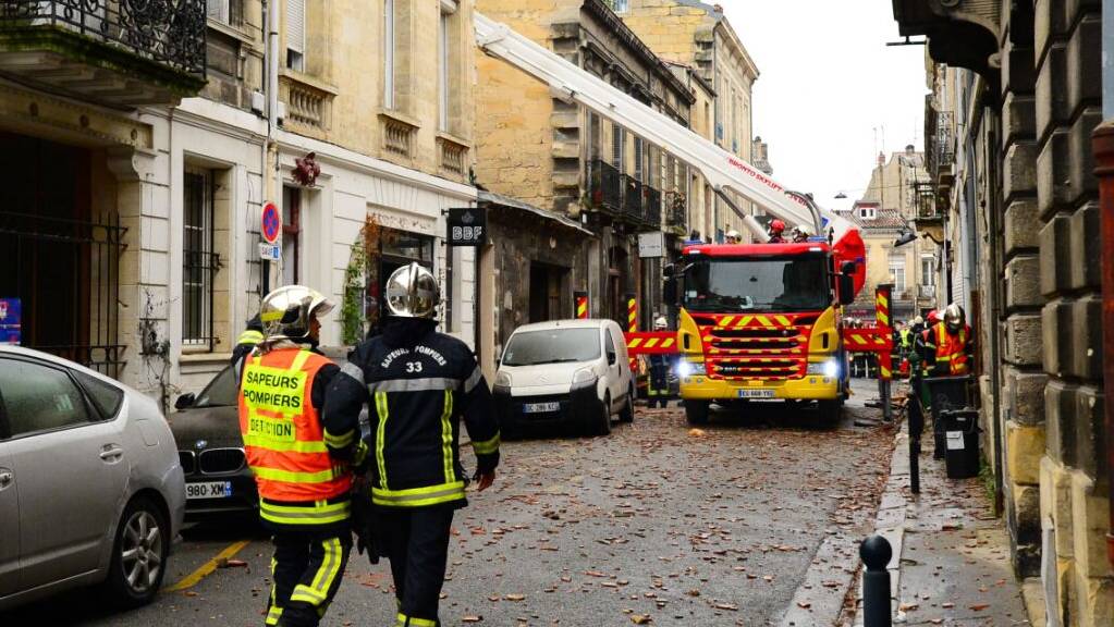 Feuerwehrleute sind nach einer Explosion im Viertel Chatrons an der Unglücksstelle im Einsatz. Zwei Menschen würden unter den Trümmern vermisst, sagte D. Balsa von der zuständigen Präfektur im französischen Fernsehen. Berichten zufolge konnte einer von ihnen mittlerweile gefunden werden. Ein 89-Jähriger sei schwer verletzt worden. Foto: Mehdi Fedouach/AFP/dpa