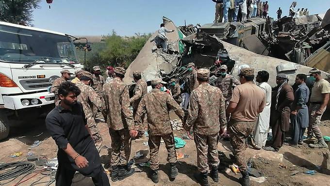 Mindestens 33 Tote bei schwerem Zugunglück in Pakistan