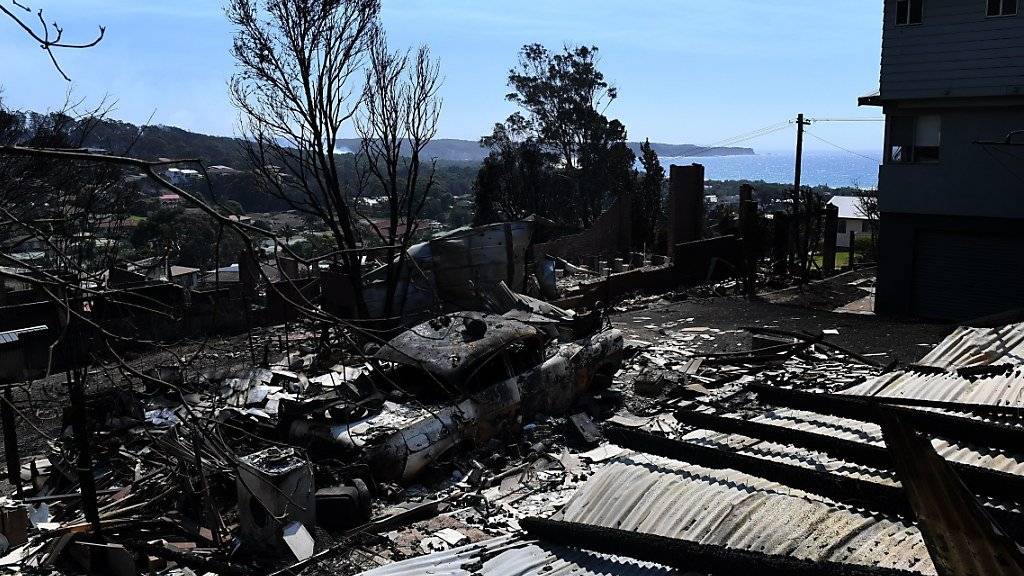 Ein verheerendes Feuer hat in einer Kleinstadt in der Nähe von Sydney rund 70 Häuser zerstört.