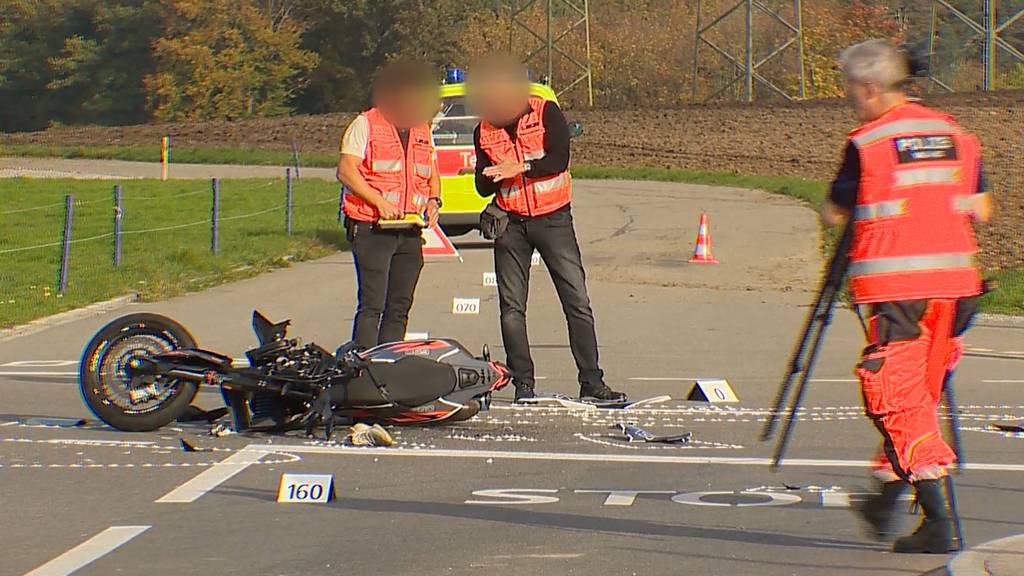 Lindau (ZH): Motorradfahrer bei Kollision mit Traktor schwer verletzt
