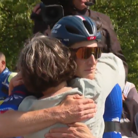 Grosse Trauer: Hier nehmen Radkollegen Gino Mäders Mutter in die Arme
