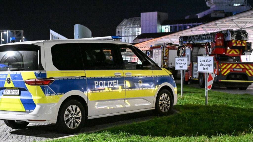 Polizei und Feuerwehr sind nach Drohnensichtungen und Flugausfällen am Flughafen München im Einsatz. Wegen Drohnensichtungen sind am Flughafen in München am Donnerstagabend rund 20 Flüge ausgefallen. Foto: Jason Tschepljakow/dpa