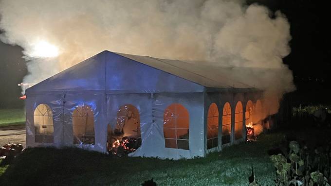 Brand von Kürbisverkaufszelt in Knutwil – Jugendliche haben gezeuselt