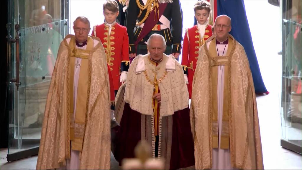Prinz George schreitet mit König Charles in die Kirche